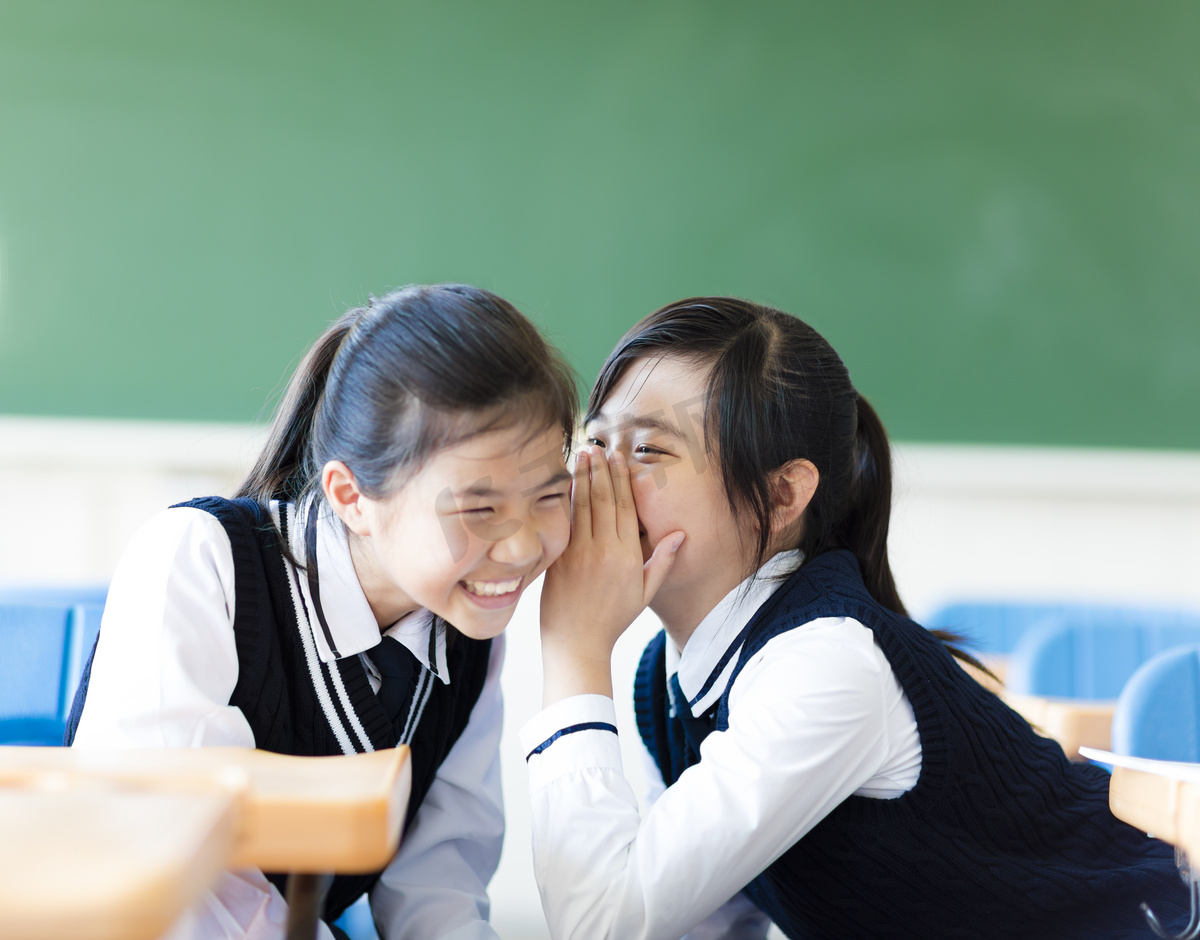 两个少年女孩在教室里闲聊图片