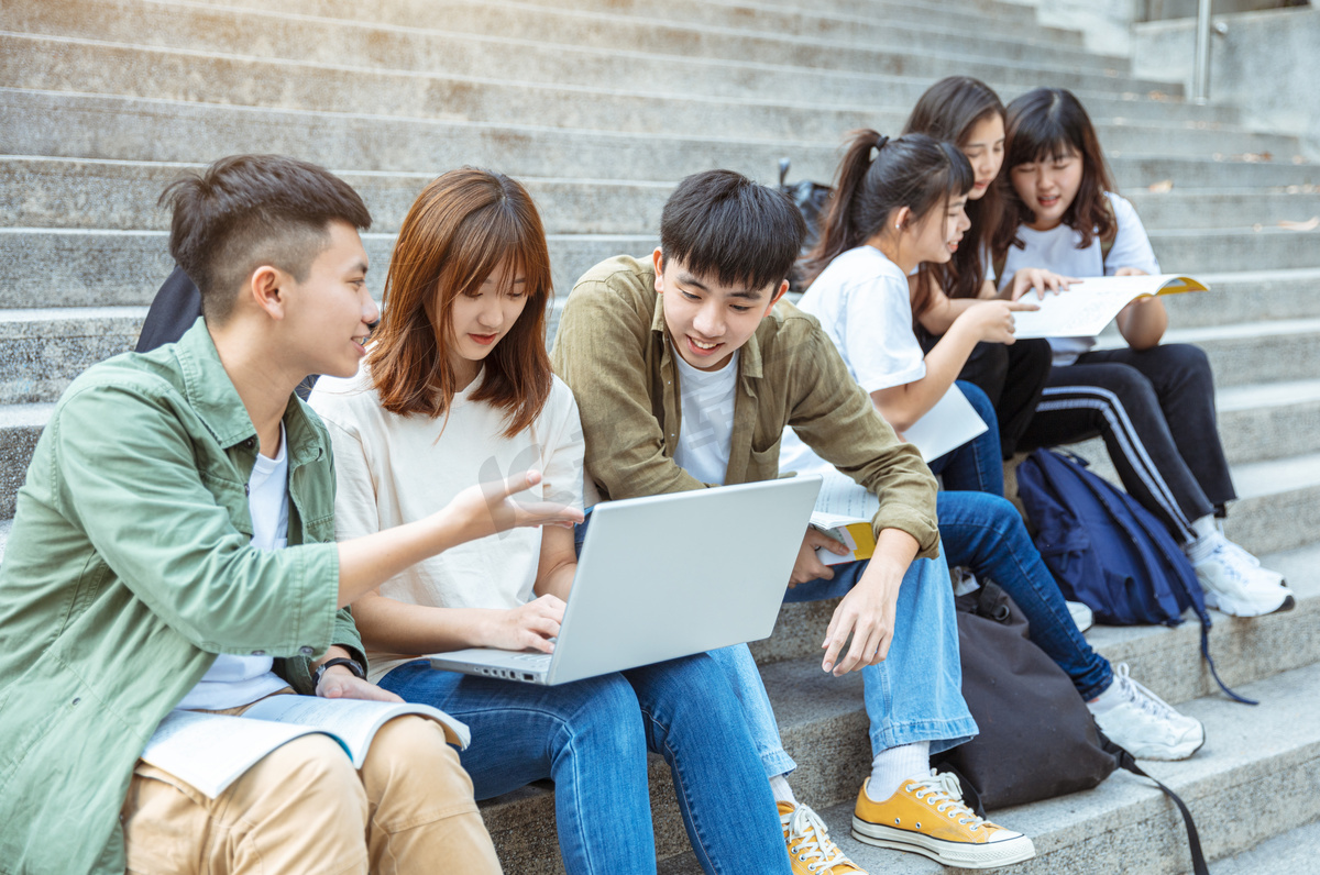 在校园楼梯上学习的一群学生图片