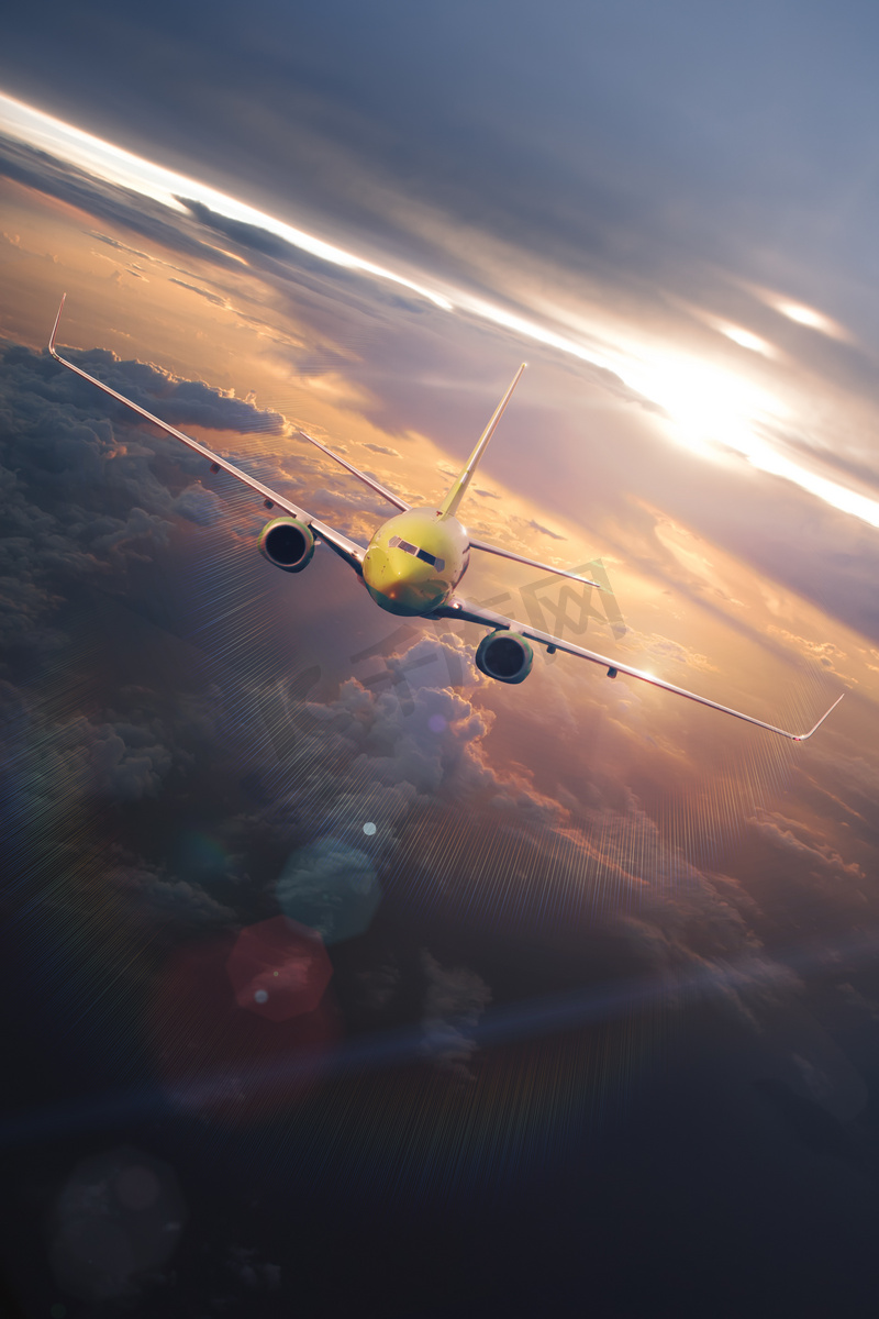 在有阳光的日落时间通过美丽云彩飞行的飞机图片