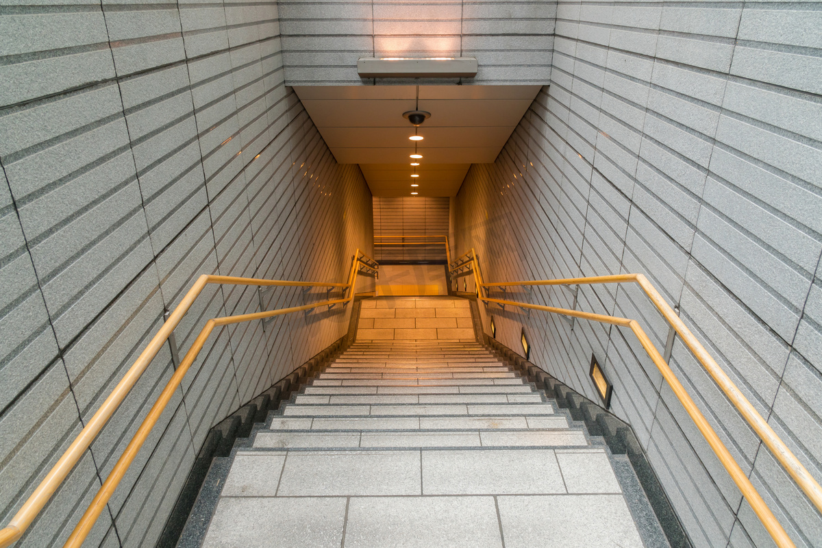 楼梯位于地下大厅或地铁, 低光速快门图片