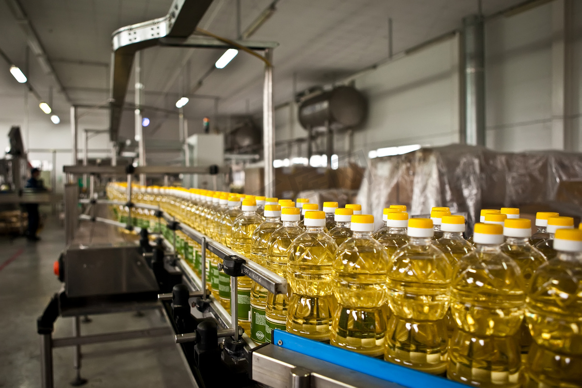 向日葵油在瓶子上移动的生产线上。浅自由度.图片