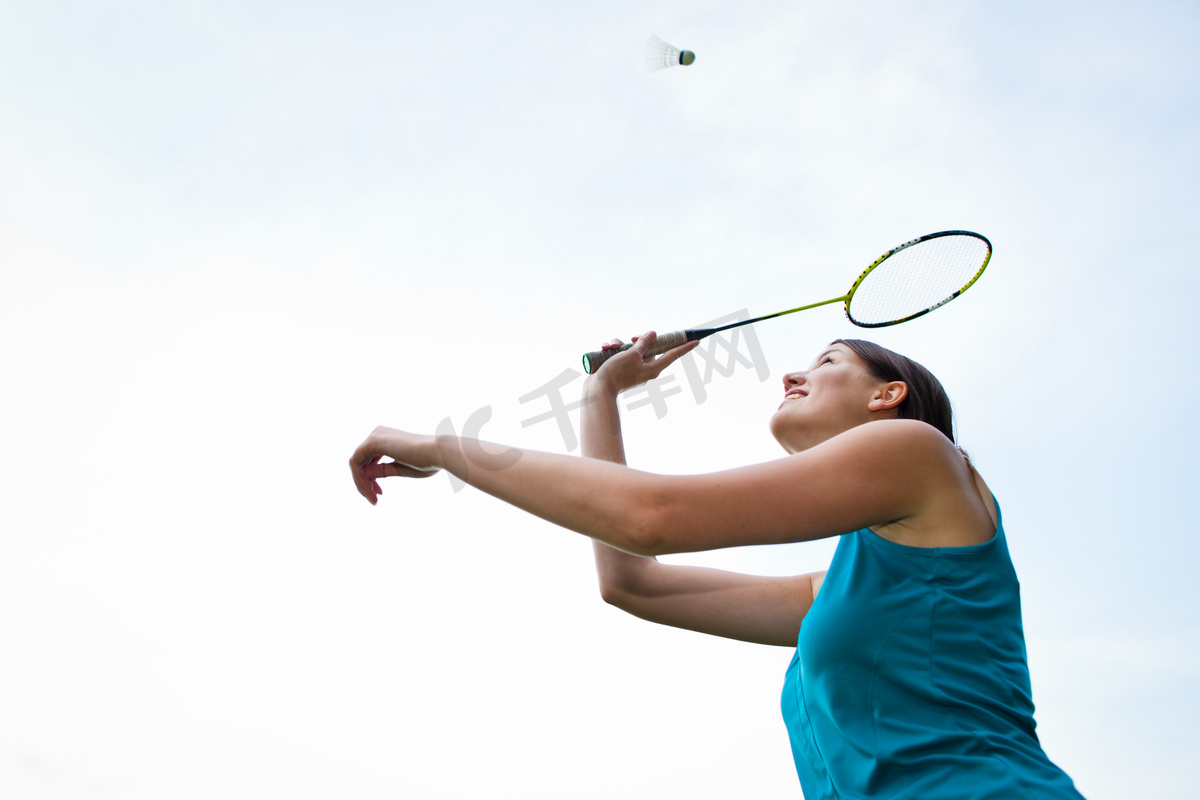 漂亮打羽毛球在城市公园中的女人图片
