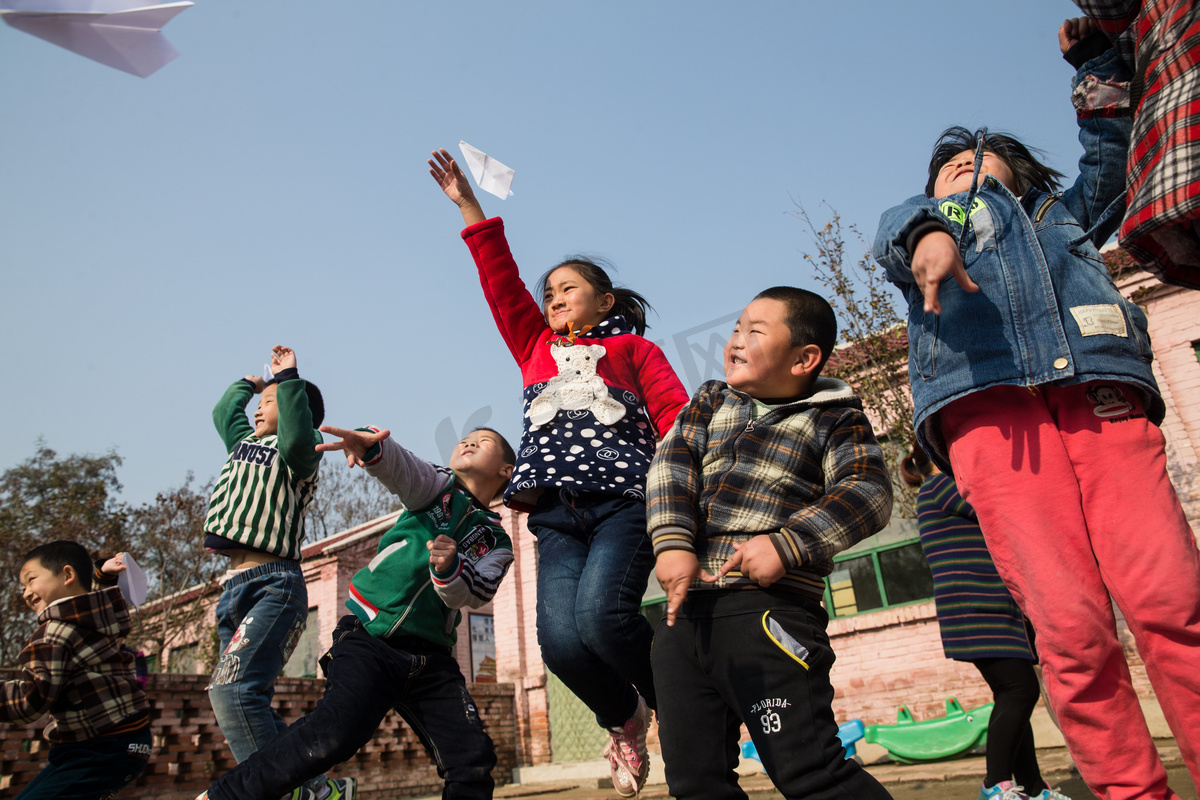 乡村小学生在学校放纸飞机图片