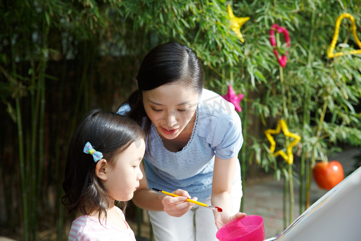 幼儿园的师生在做手工图片