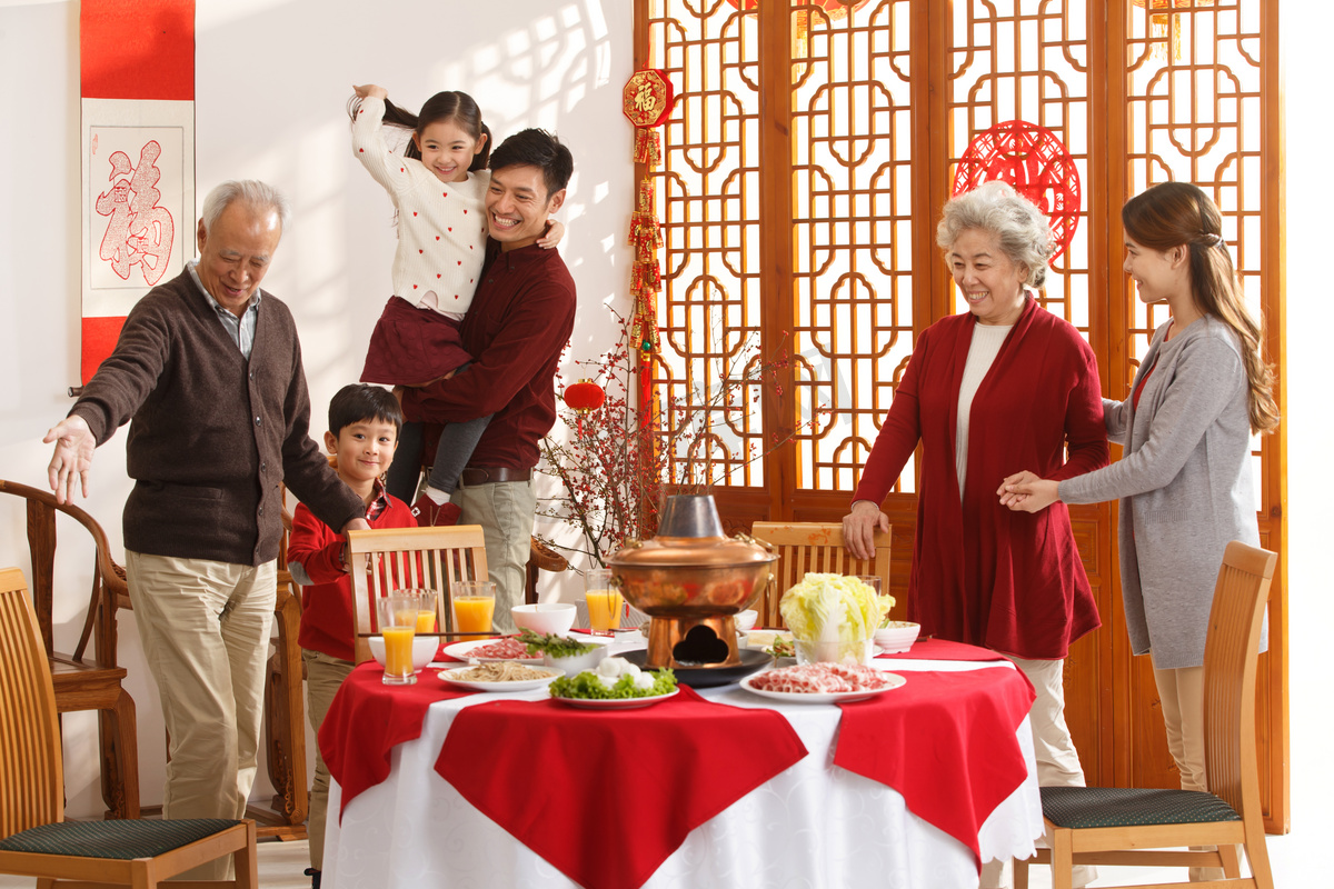 幸福家庭过年吃团圆饭图片