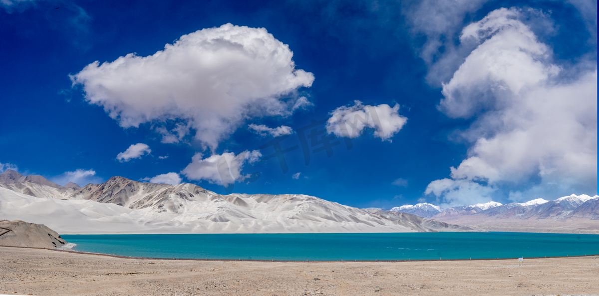 新疆克州蓝天下的白沙湖全景图摄影图配图图片