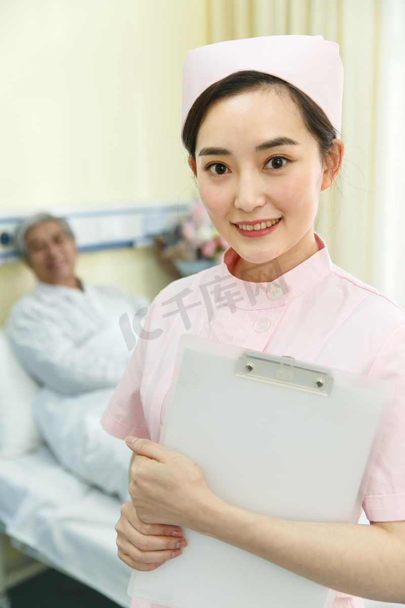 护士和患者在病房里图片