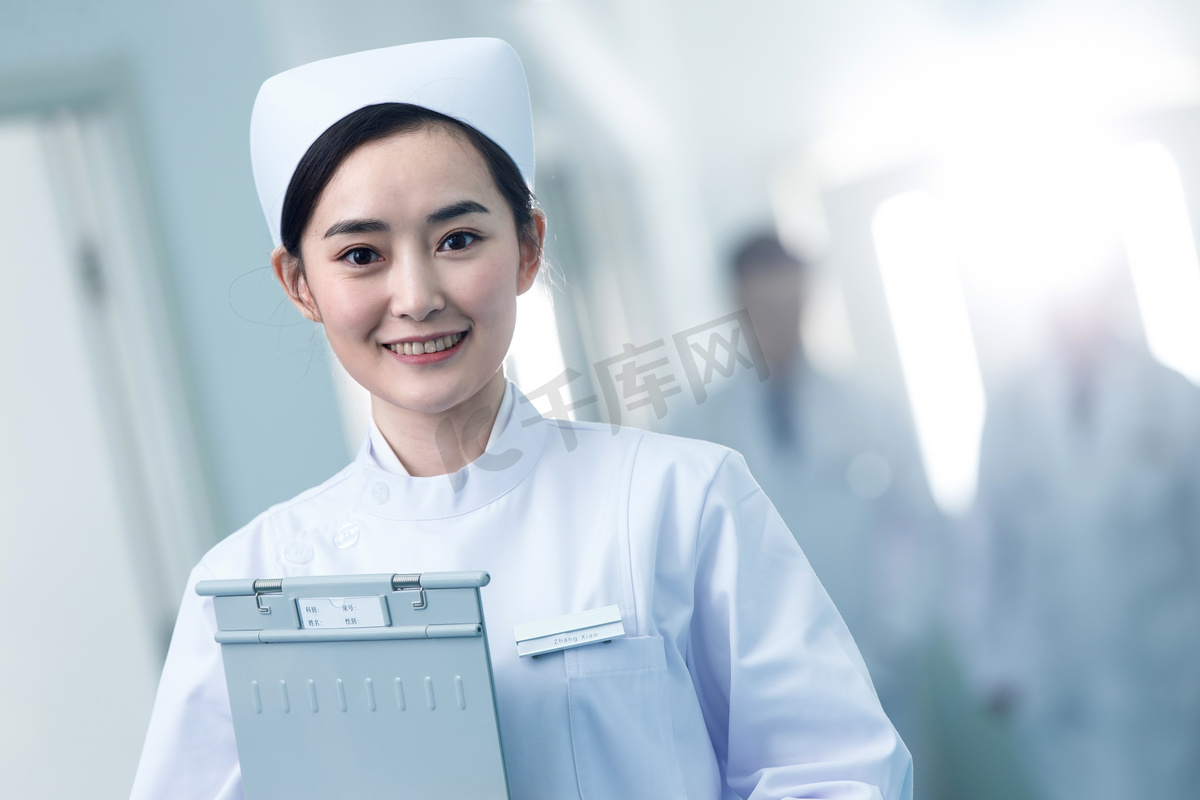 年轻的女护士在医院走廊图片