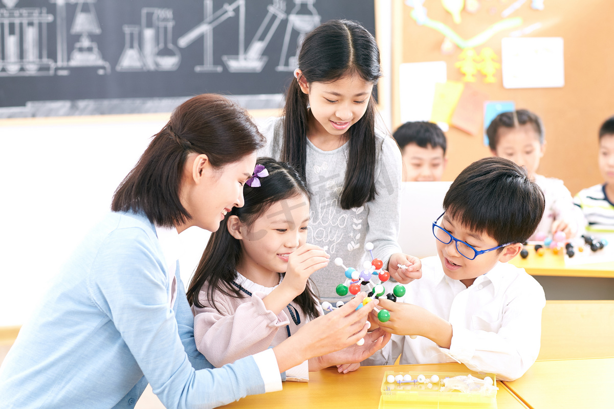 女教师和小学生在教室里图片