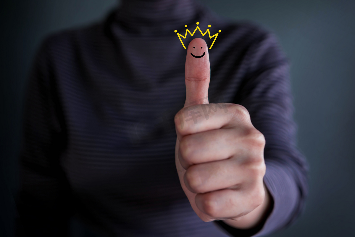 客户体验的概念, 最优秀的服务等级满意目前由幸福的客户拇指与皇冠和笑脸图标图片