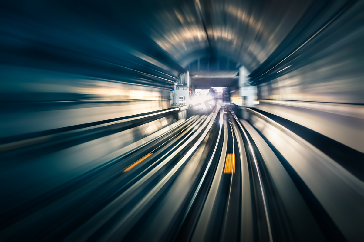 地铁隧道与模糊轻轨道与到达列车在相反的方向-现代地铁地下运输和连接速度的概念图片