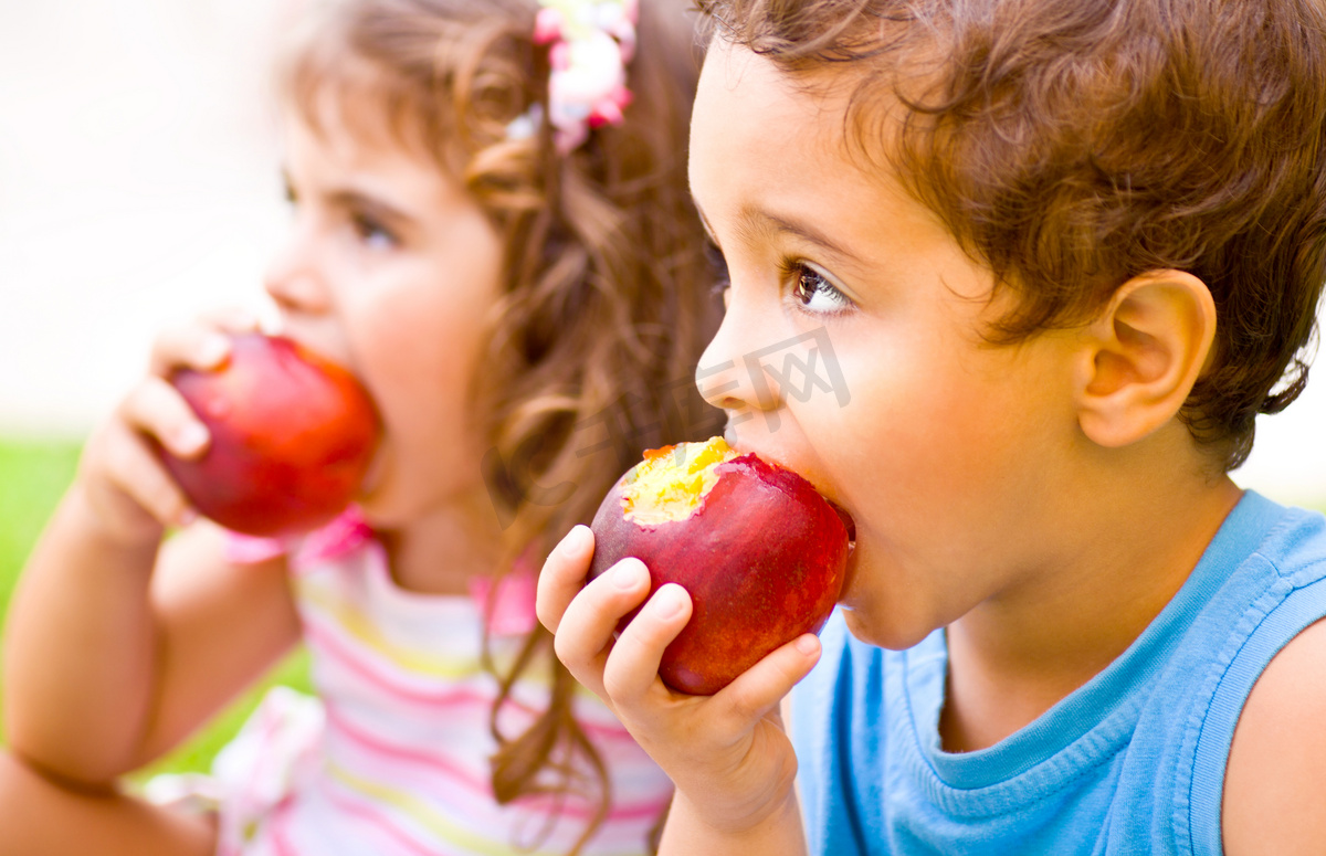 快乐的孩子吃苹果图片
