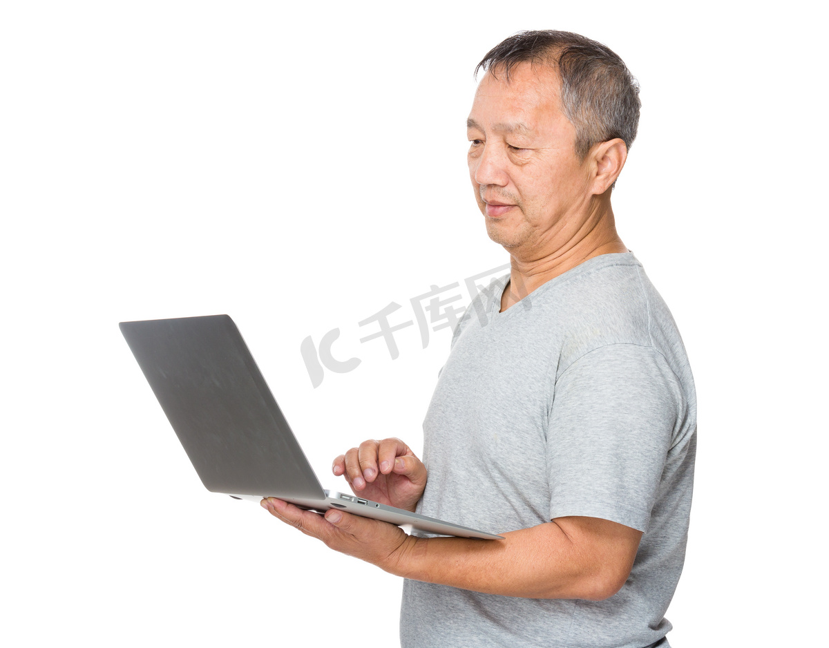 亚洲老人在灰色 t 恤图片