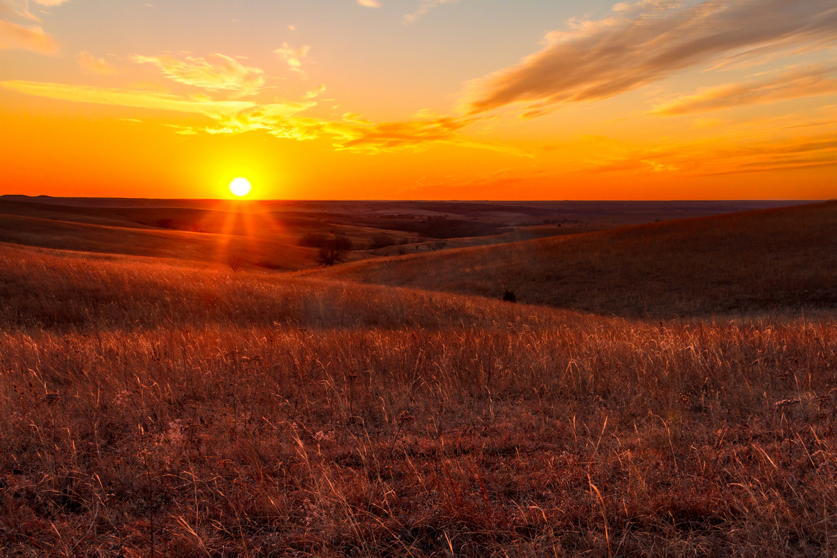 橙色的夕阳在堪萨斯火石小山秋天图片