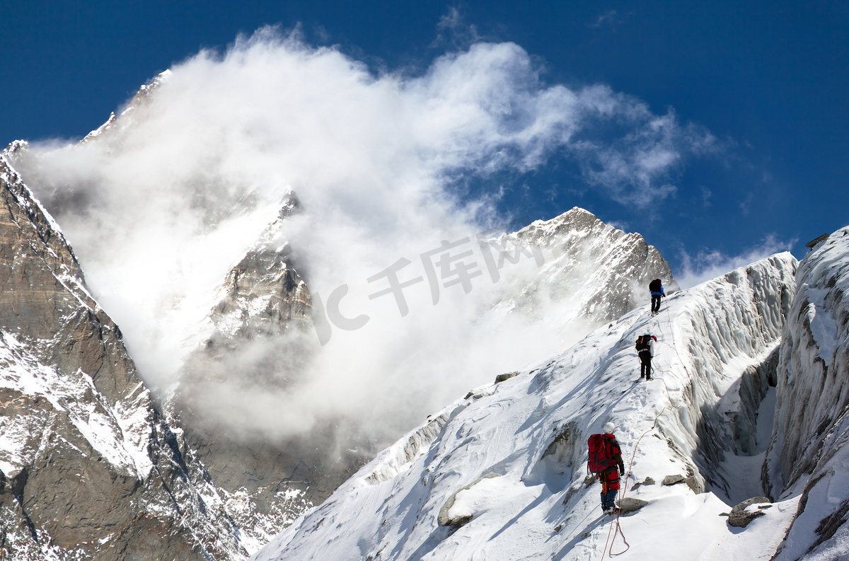 对山蒙太奇到登上洛子峰的登山者图片