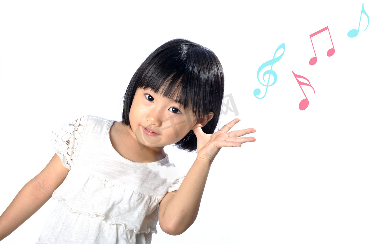  听音乐在自然中的小亚洲女孩图片