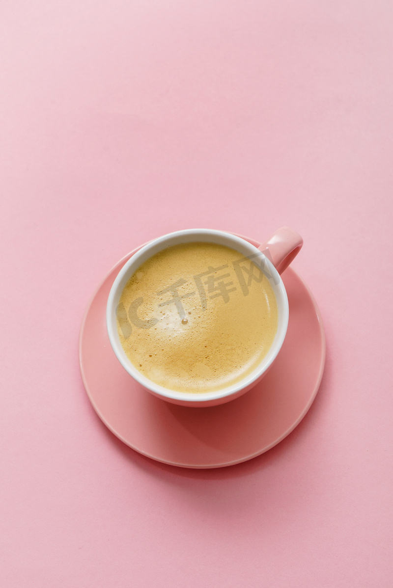 粉红色的咖啡桌面视图图片