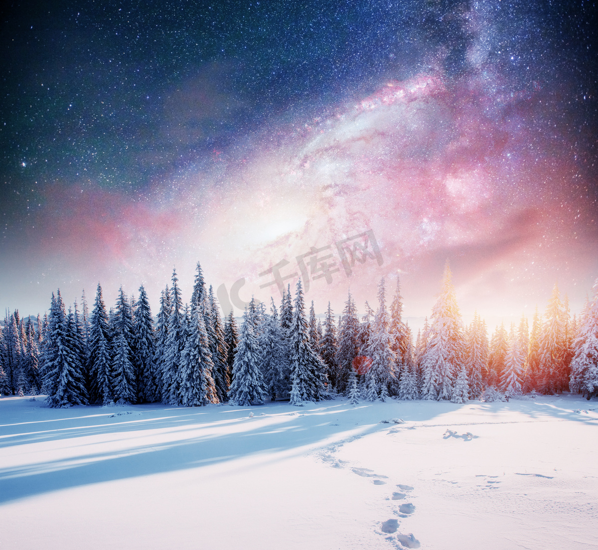 在冬雪的夜空中繁星闪烁。梦幻般的银河在除夕夜。银河是一个梦幻般的新年前夜。冬天的路在山上。美国宇航局的礼遇. 图片