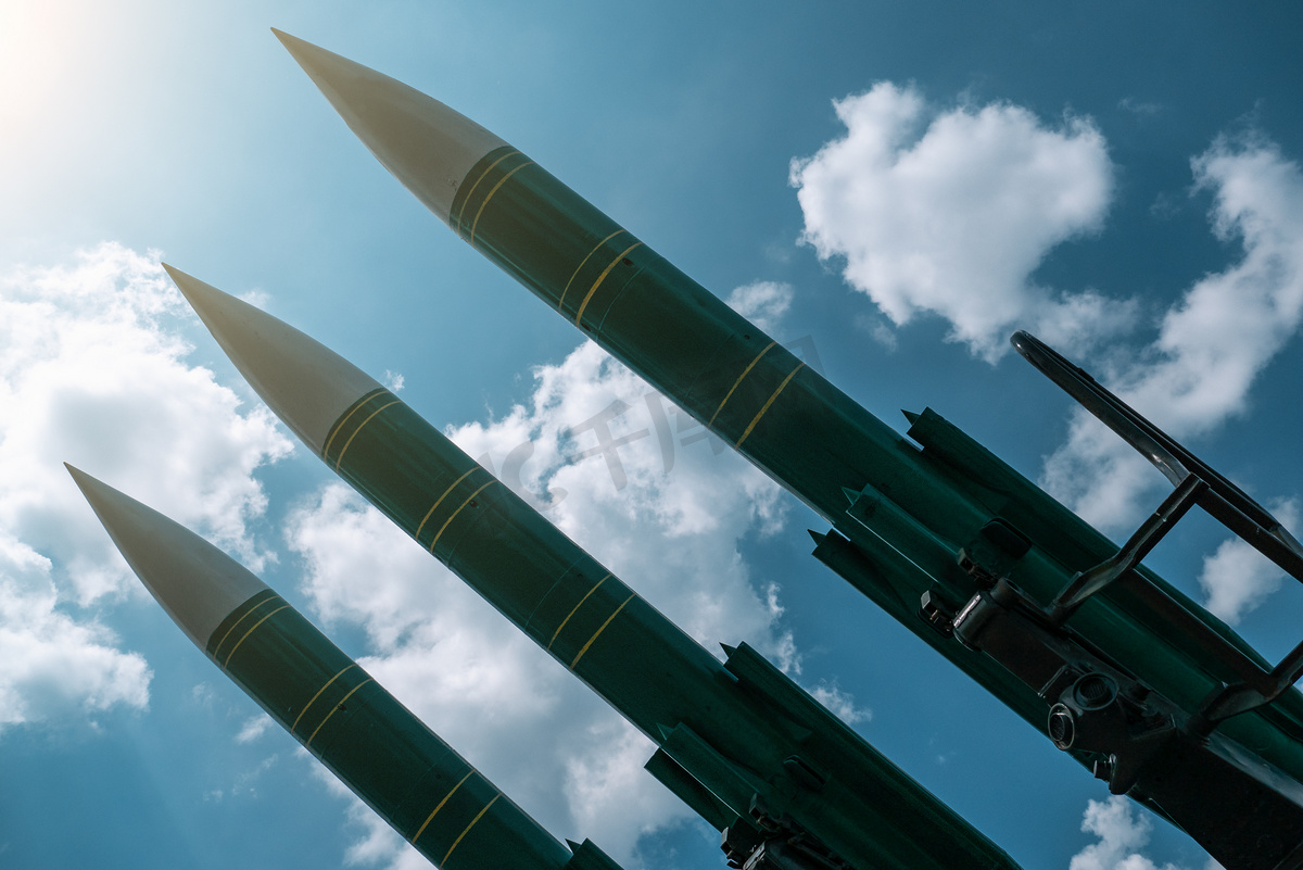 弹道导弹在蓝天上背景，防空部队，军工。战争与和平概念图片