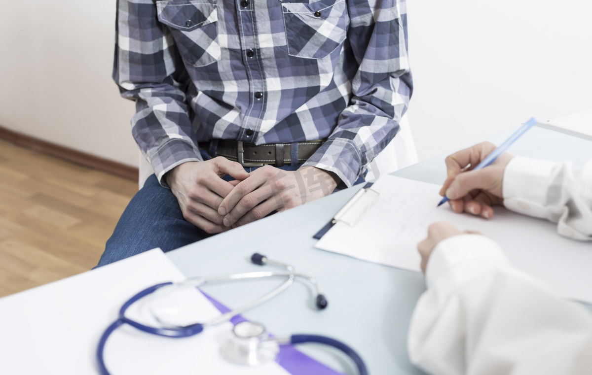 一个人坐在医生的办公室里。一位泌尿科医生就前列腺癌向病人提出建议。男性疾病.图片