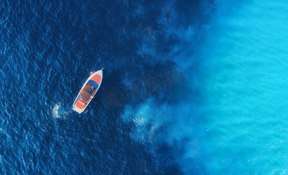 克罗地亚海景与船。游艇在海面上。晴天在蓝色亚得里亚海上的豪华浮船的航景。旅行-形象图片