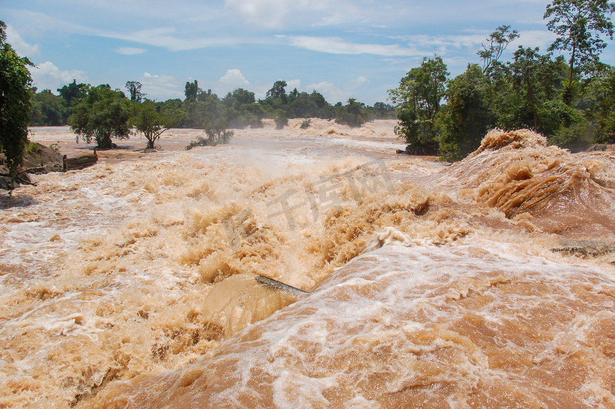 2007年8月19日在老挝帕克塞发生的孔帕鹏洪水图片