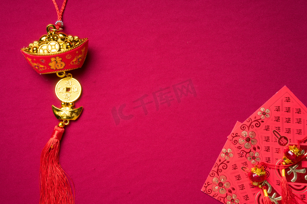 中国新年装饰品，红色背景，各种节日装饰品。汉字意味着丰富的财富、繁荣和好运。平躺在床上.图片