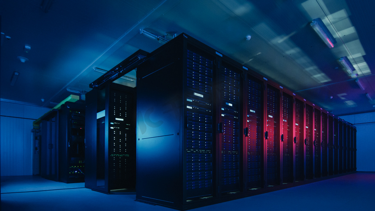 具有多行完全可操作的服务器机架的数据中心拍摄。现代电信,云计算,人工智能,数据库,超级计算机技术概念。拍摄在黑暗中与霓虹灯蓝色,粉红色光.图片