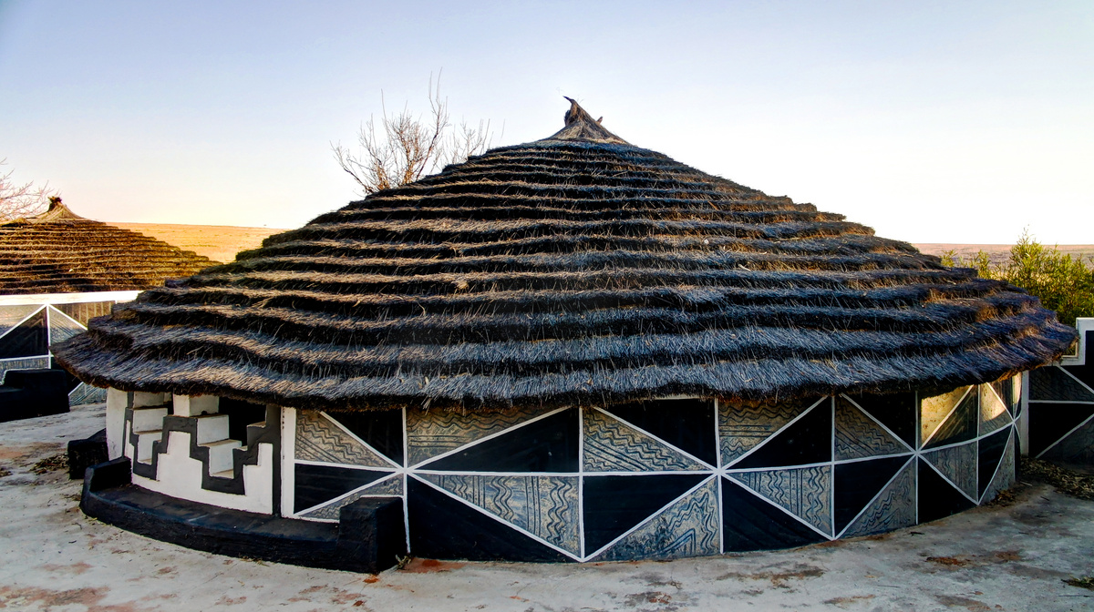 传统的恩德贝莱小屋，博察贝洛，南非姆普马兰加图片