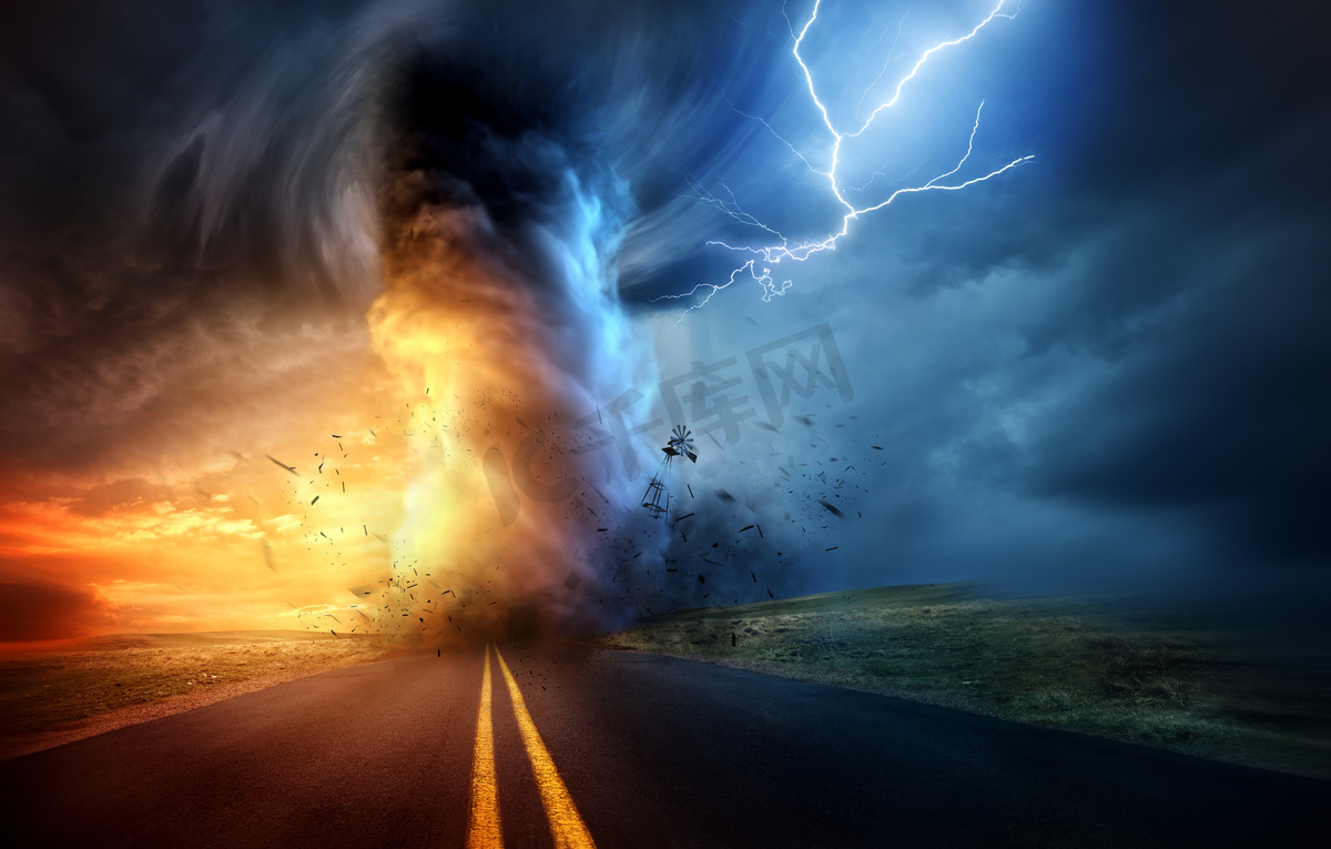 日落时一场剧烈的暴风雨, 产生了强烈的龙卷风, 用片状闪电穿过乡间。景观混合媒体插画.图片