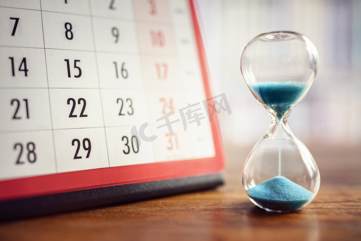 因重要的约会日期、时间表及截止日期而错过时间的时间玻璃及日历概念图片