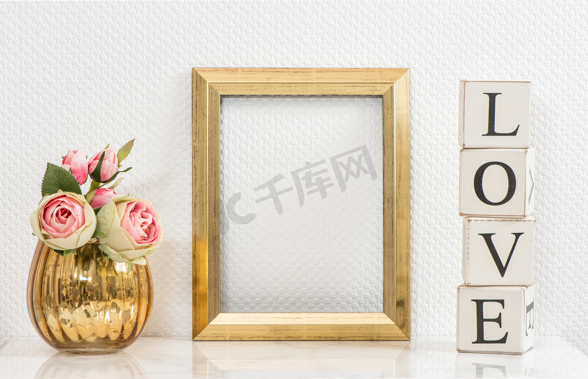 Mock up with golden frame and flowers. Love concept图片