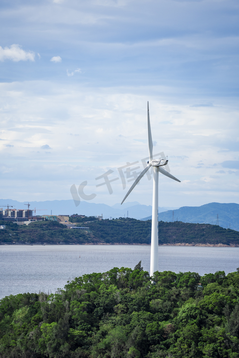 海岛上的风力发电机摄影图配图图片