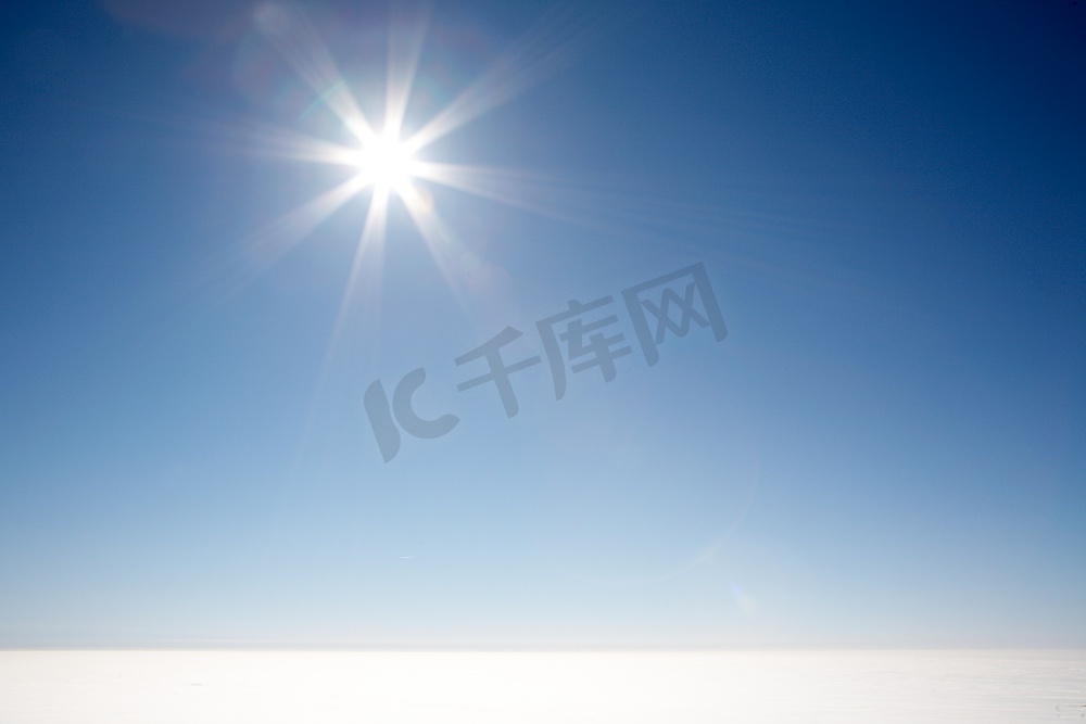 阳光照耀在云海上的晴朗蓝天上;意大利阿尔卑斯山。图片