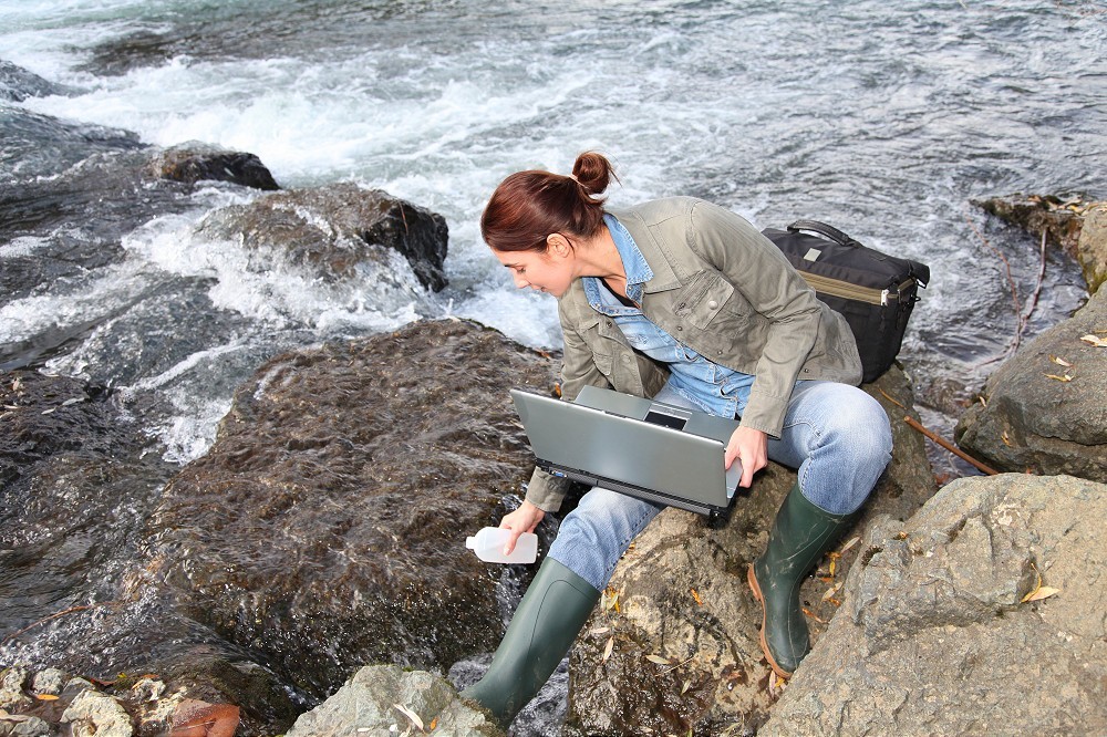 女科学家检测河流水质图片