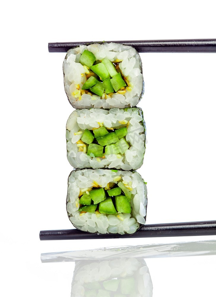 Kappa Maki Roll。白色背景上的寿司卷图片
