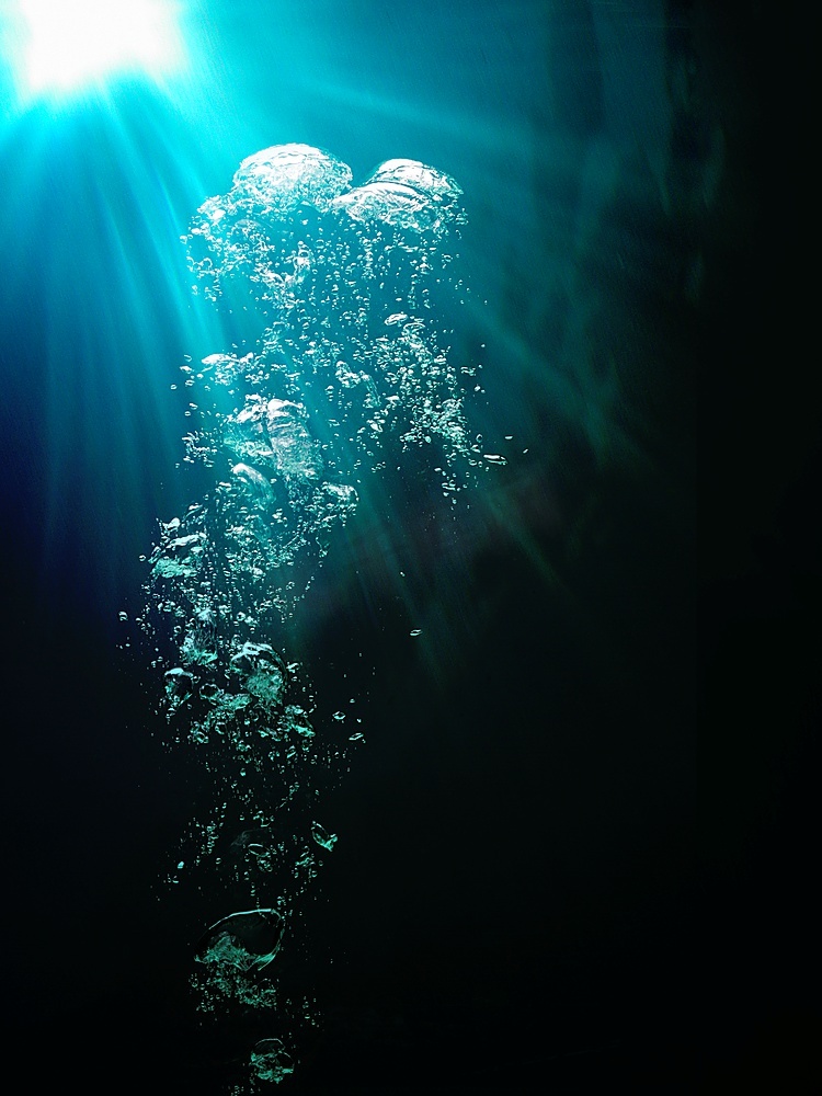 水下气泡和阳光穿透图片