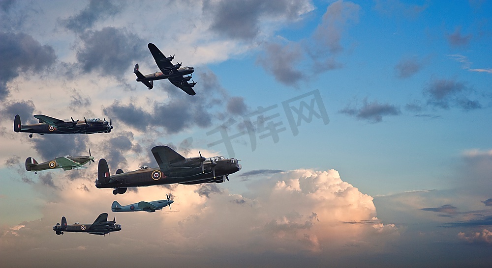 第二次世界大战英国之战的飞行编队，由兰开斯特轰炸机、喷火和飓风飞机组成图片