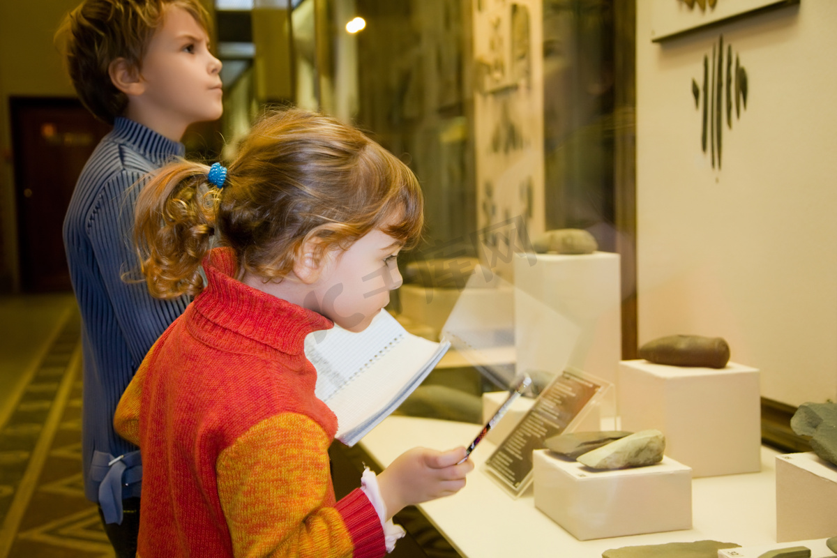 男孩和小女孩在游览在历史博物馆附近展邀请函图片