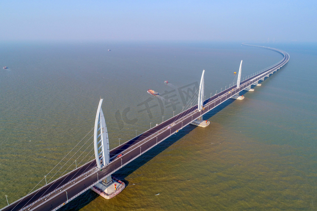 2017年10月29日, 位于中国南方广东省珠海市的世界上最长的跨海大桥--港珠澳大桥鸟图图片