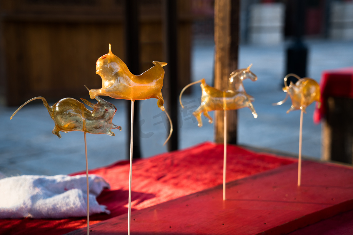 中国传统的小吃吹糖者中国传统的庙会美味北京古老的小吃吹糖者图片