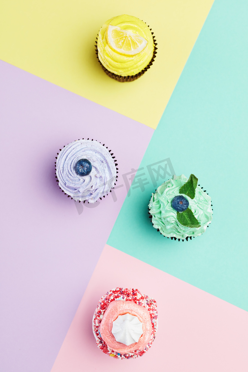 蛋糕。彩色蛋糕特写。各种甜甜点的粉彩色彩背景。高分辨率图片