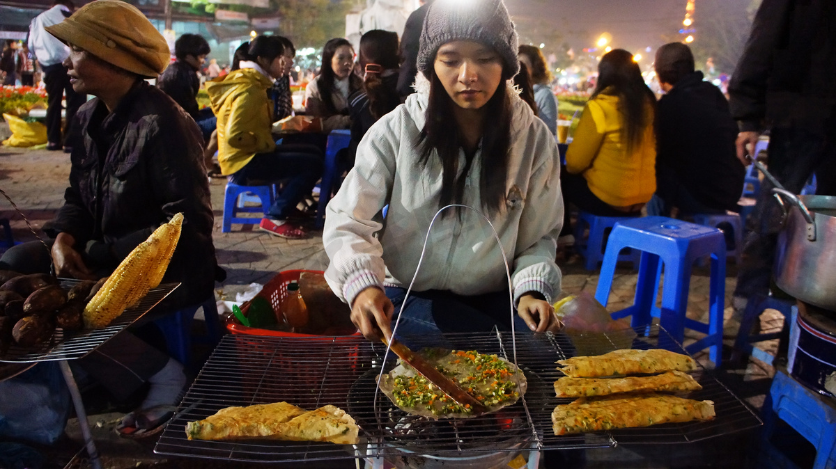 越南食品摊贩在室外夜市图片