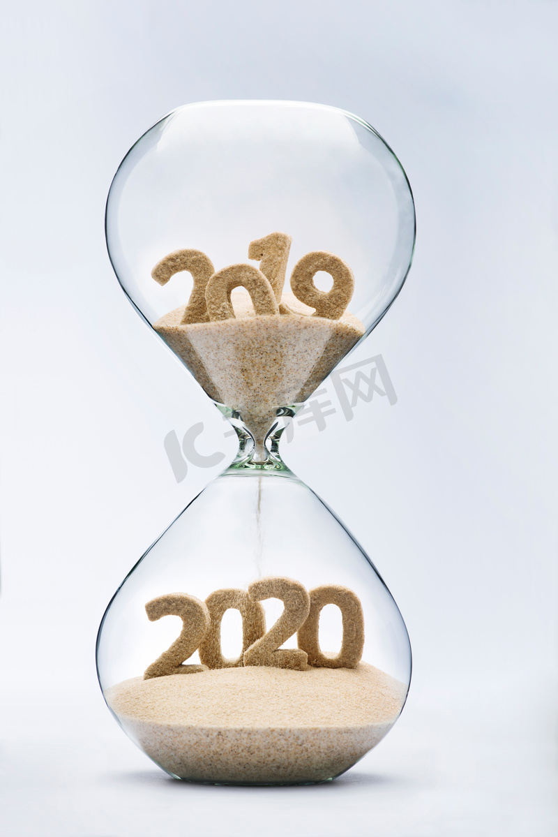 2020新年概念与沙漏下落的沙子采取形状的2020图片