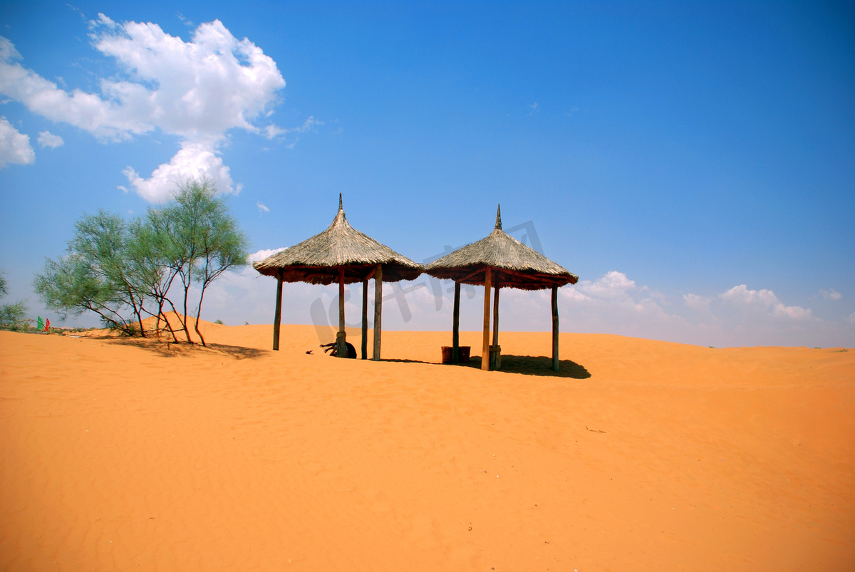 中国西北部宁夏回族自治区中卫市沙坡头国家级自然保护区腾格尔沙漠景观，2012年6月9日.图片