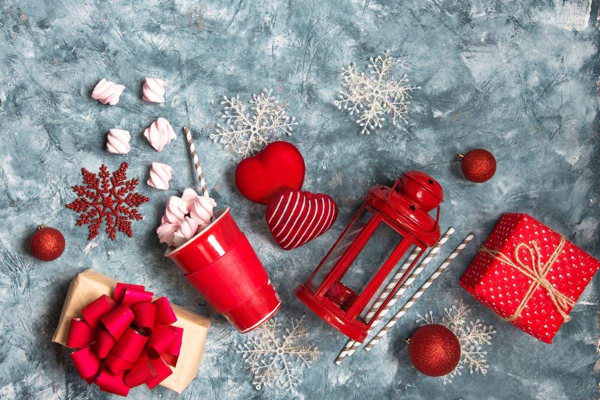圣诞配饰蜡烛, 烛台, 礼物, 杯与棉花糖, 针织的心横幅上图片