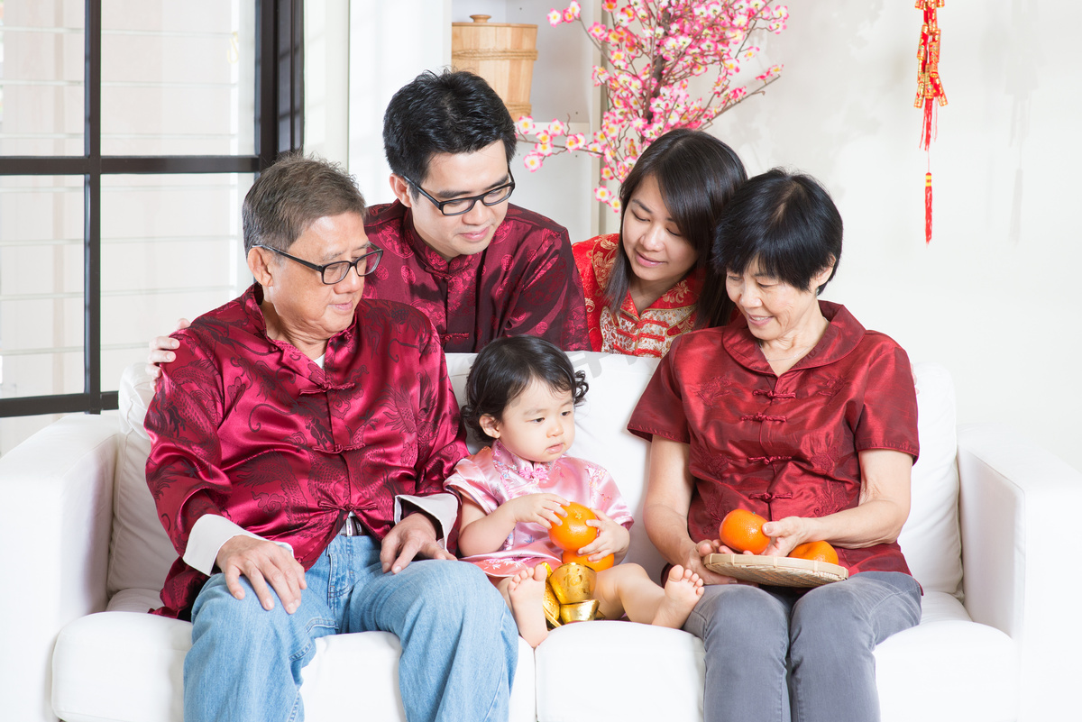 Celebrate Chinese New Year with family图片