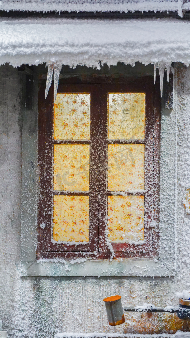 冬天雪景夜晚窗户灯光温暖摄影图配图图片