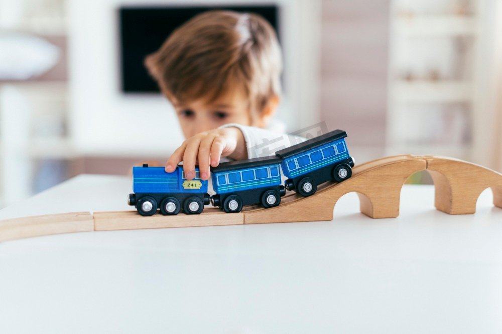 孩子玩玩具火车图片