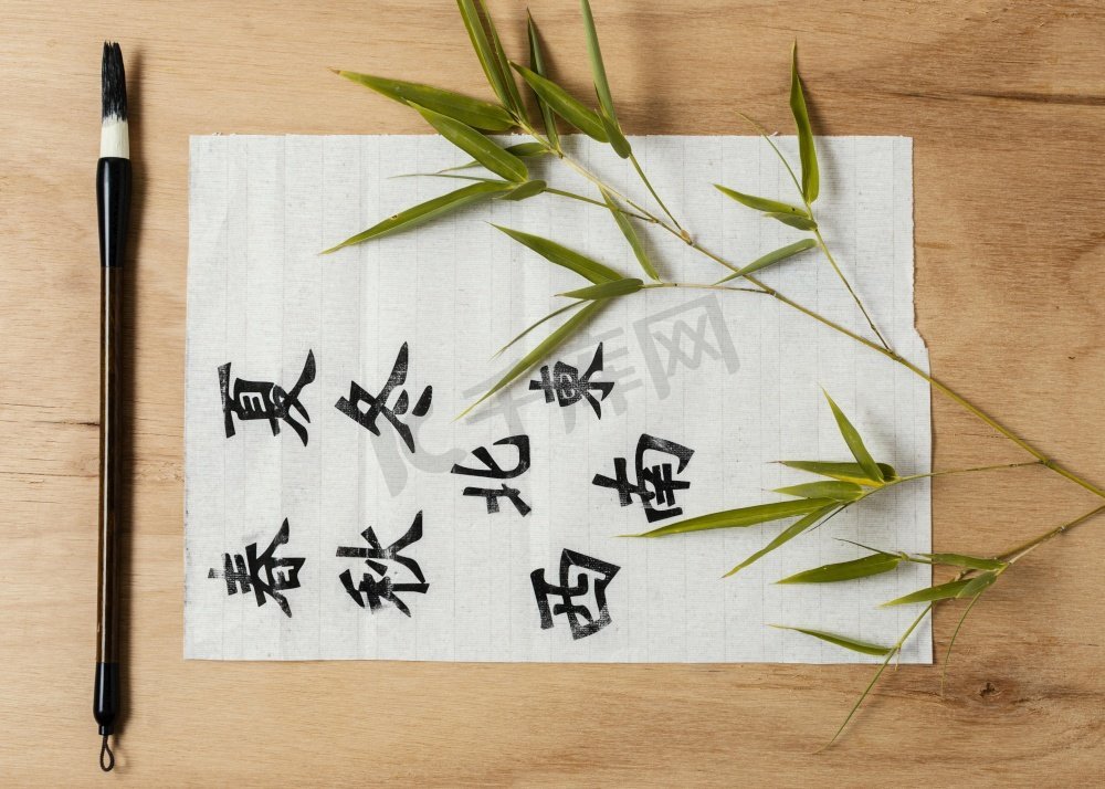 用墨水书写的中国符号图片